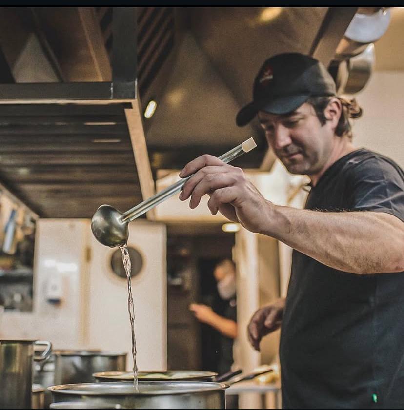 Luiz Campiglia trabalhando no fogão de uma cozinha profissional