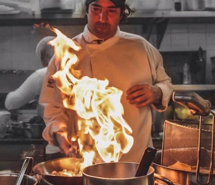 Luiz Campiglia flambando em cozinha profissional