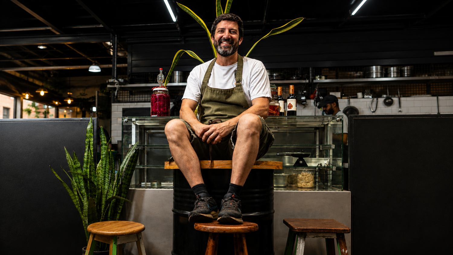Luiz Campiglia sorrindo, sentado na Banca 06 no Mercado Kinjo Yamato